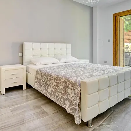 347 Meo - Fantastic Five Bedroom With Private Pool In Peaceful Location, Aphrodite Hills كوكليا